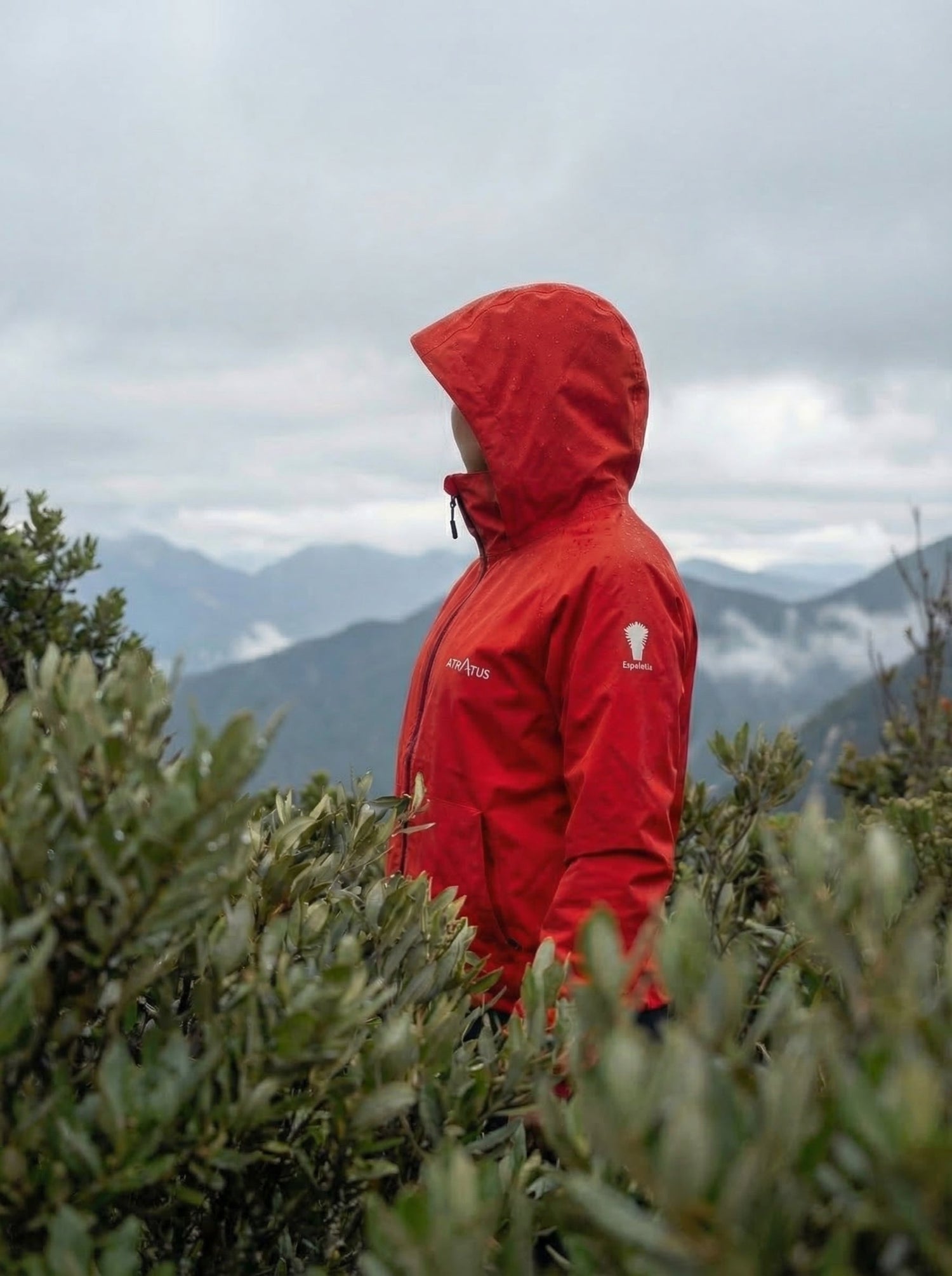 Chaqueta impermeable Atratus bajo lluvia en montaña colombiana