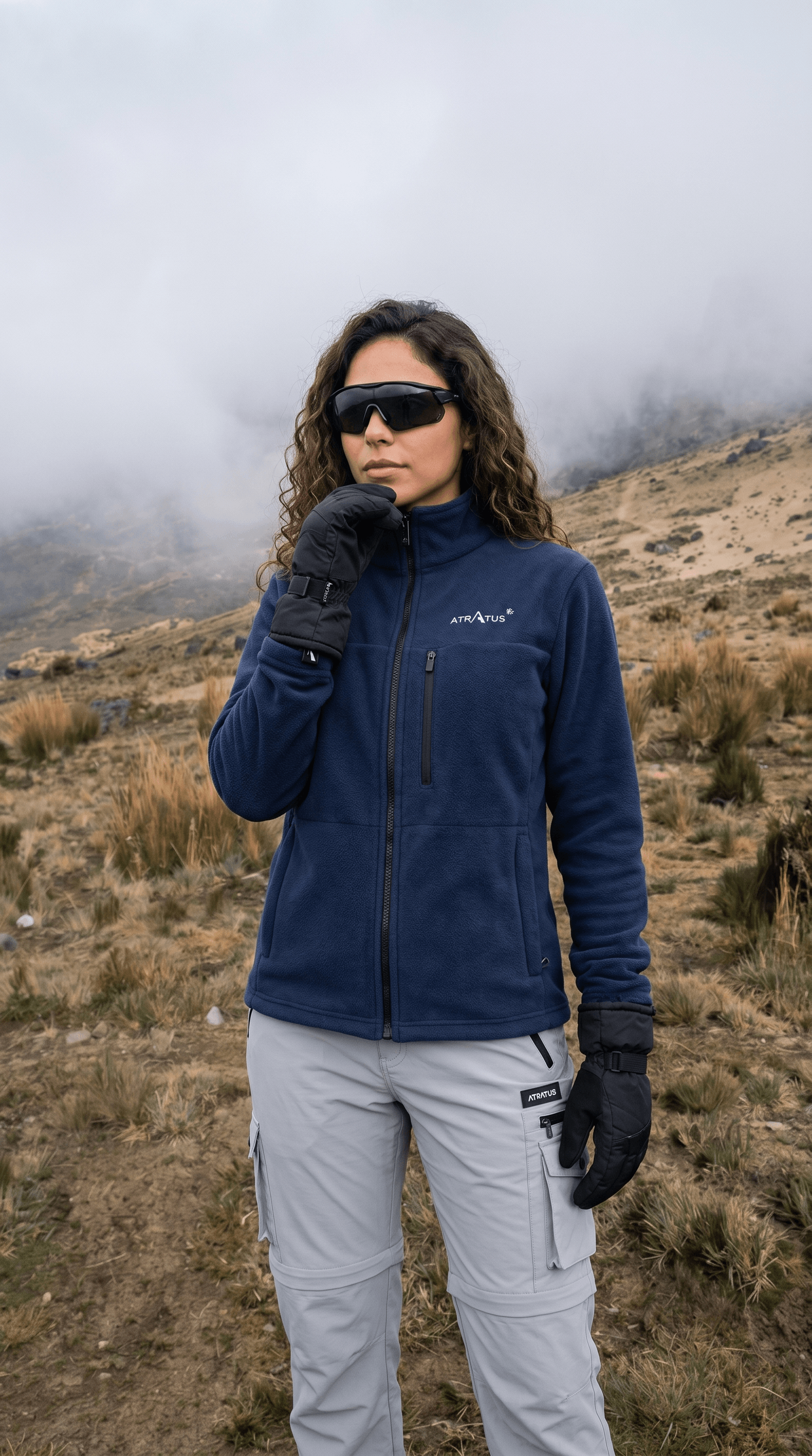 Bióloga colombiana con polar Atratus en niebla del páramo